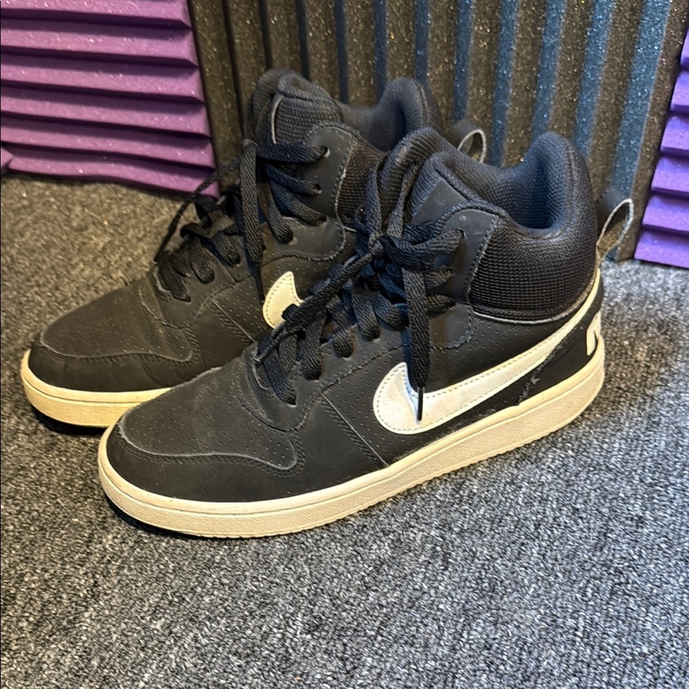 Nike Court Borough mids
